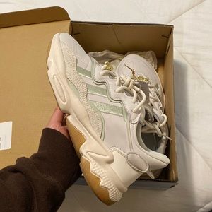 [NEW] Adidas Ozweego ‘White Linen Green Gum’